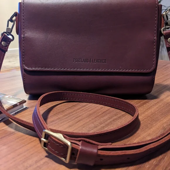 Portland Leather Metro Crossbody - Picture 1 of 5
